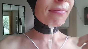 Ca c'est une vrai éjac faciale avec du bon sperme bien épais qui sort d'une