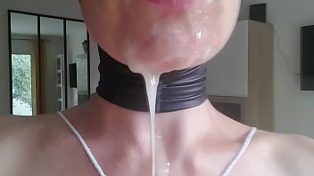 Ca c'est une vrai éjac faciale avec du bon sperme bien épais qui sort d'une