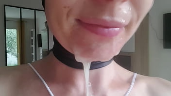 Ca c'est une vrai éjac faciale avec du bon sperme bien épais qui sort d'une