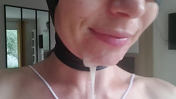 Ca c'est une vrai éjac faciale avec du bon sperme bien épais qui sort d'une