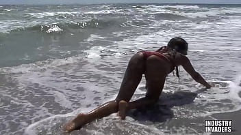 Ebony pornstar jayda foxx rides dildo on the beach or industryinvaders