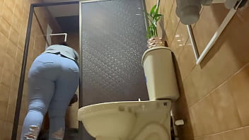 Camara De Baño Chica Enfermera Latina thumbnail