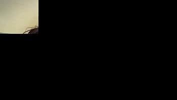 Escándalo en vivo padrastro y madre descubren a su desnuda en un live desde su celular"tras el escándalo del live