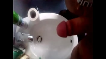 Italian Amateur Teen Masturbates Himself thumbnail