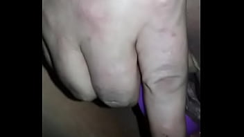 Gorda se diverte com o vibrador