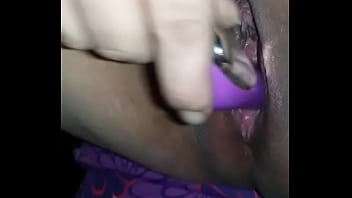 Gorda se diverte com o vibrador