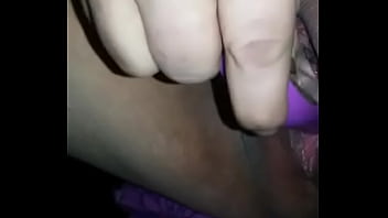 Gorda se diverte com o vibrador