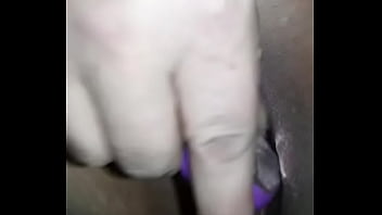 Gorda se diverte com o vibrador