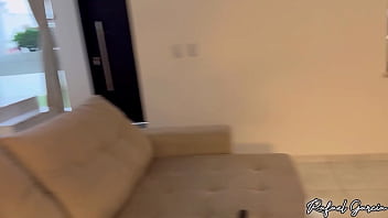 Não aguentei ver minha empregada gostosa limpando a sala baixei a saia dela e soquei com força no bucetão da safada