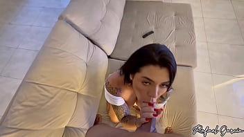 Não aguentei ver minha empregada gostosa limpando a sala baixei a saia dela e soquei com força no bucetão da safada