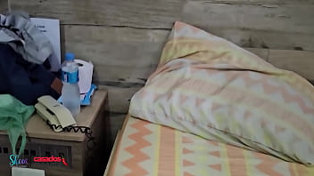 Casada loira foi arrembentada por negro na frente do marido