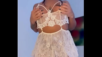 Morena da bunda grande abrindo o cu