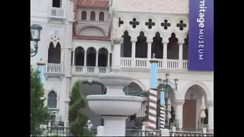 Slut shakes an old cock in a tight gap to a bright orgasm