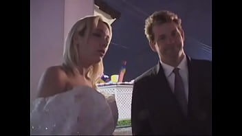 Slut shakes an old cock in a tight gap to a bright orgasm