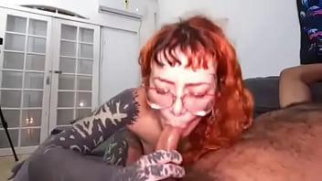 Ruiva boqueteira brincando com a piroca antes de sentar