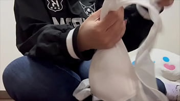 好きなヨガトレーナーのもっこりしたおちんこを見ながらヨガしてたらムラムラが止まらず、トイレでオナニーしちゃう女子大生。 好きなヨガトレーナーのもっこりしたおちんこを見ながらヨガしてたらムラムラが止まらず、トイレでオナニーしちゃう女子大生。