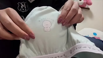 好きなヨガトレーナーのもっこりしたおちんこを見ながらヨガしてたらムラムラが止まらず、トイレでオナニーしちゃう女子大生。