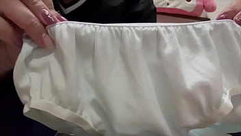 好きなヨガトレーナーのもっこりしたおちんこを見ながらヨガしてたらムラムラが止まらず、トイレでオナニーしちゃう女子大生。