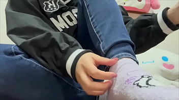 好きなヨガトレーナーのもっこりしたおちんこを見ながらヨガしてたらムラムラが止まらず、トイレでオナニーしちゃう女子大生。