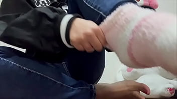 好きなヨガトレーナーのもっこりしたおちんこを見ながらヨガしてたらムラムラが止まらず、トイレでオナニーしちゃう女子大生。