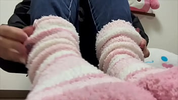 好きなヨガトレーナーのもっこりしたおちんこを見ながらヨガしてたらムラムラが止まらず、トイレでオナニーしちゃう女子大生。