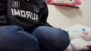 好きなヨガトレーナーのもっこりしたおちんこを見ながらヨガしてたらムラムラが止まらず、トイレでオナニーしちゃう女子大生。