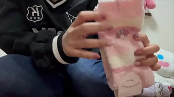 好きなヨガトレーナーのもっこりしたおちんこを見ながらヨガしてたらムラムラが止まらず、トイレでオナニーしちゃう女子大生。