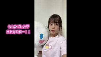 パジャマ姿のままト◯レに電マを持ち込んでオナニーする女子◯生。