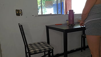 Minha enteada safada sentou no meu colo enquanto comia mas ela começou a se mexer muito