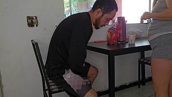 Minha enteada safada sentou no meu colo enquanto comia mas ela começou a se mexer muito