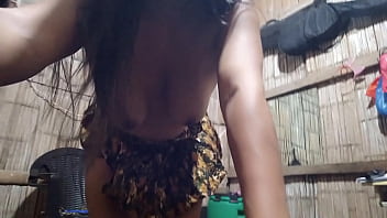 Dulce exhibicion de mi madrastra militar la muy sucia zorra esta en sus dias calientes y me envia su video porno mostrandome sus grandes tetas divinas
