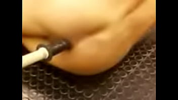 Hace rico sexo anal el solo