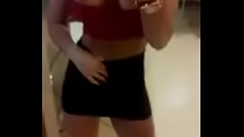 Morena amadora exibida no espelho