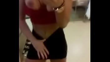 Morena amadora exibida no espelho