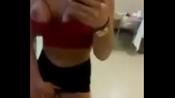 Morena amadora exibida no espelho