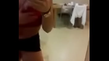 Morena amadora exibida no espelho