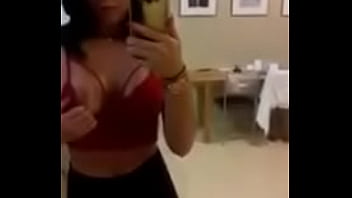 Morena amadora exibida no espelho