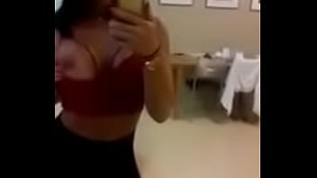 Morena amadora exibida no espelho