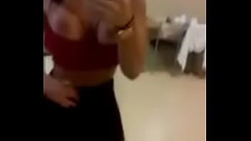 Morena amadora exibida no espelho