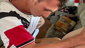 Le sacamos toda su leche a nuetro padrato con nuetra boca muy rica