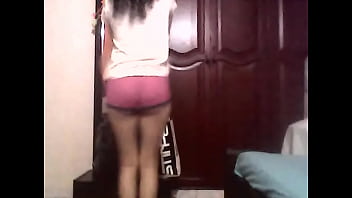 Vallenata bailando para la camara