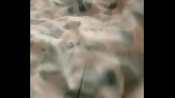 Solita en la camita mira su culazo