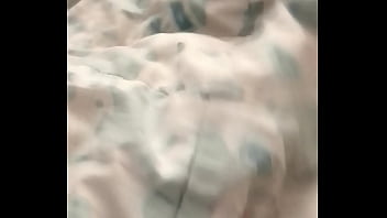 Solita en la camita mira su culazo