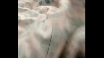 Solita en la camita mira su culazo