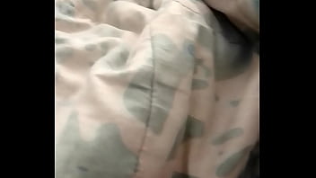 Solita en la camita mira su culazo