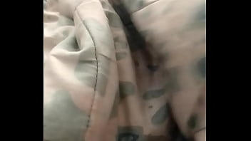 Solita en la camita mira su culazo