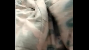 Solita en la camita mira su culazo