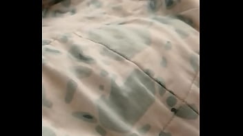 Solita en la camita mira su culazo