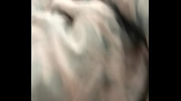 Solita en la camita mira su culazo