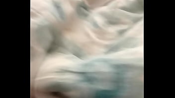 Solita en la camita mira su culazo